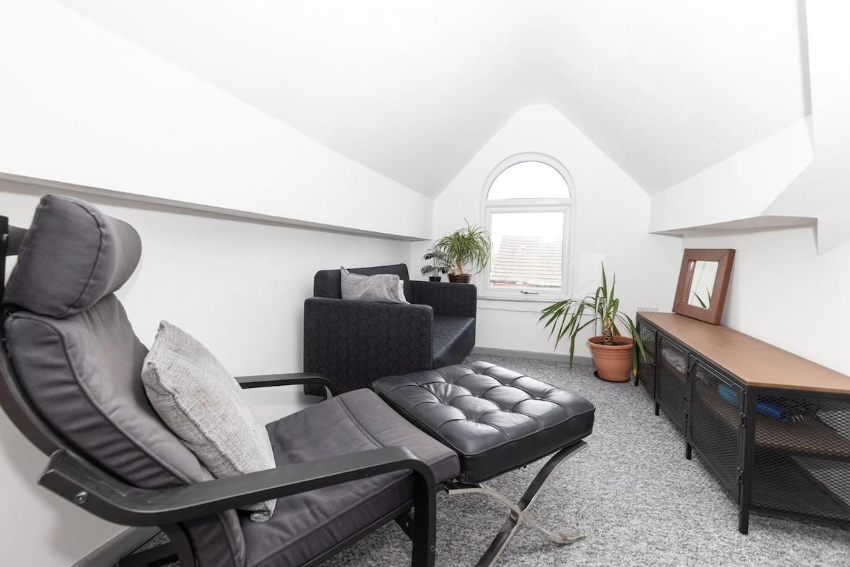 Very Spacious 2 Bath Free Parking * Liverpool
