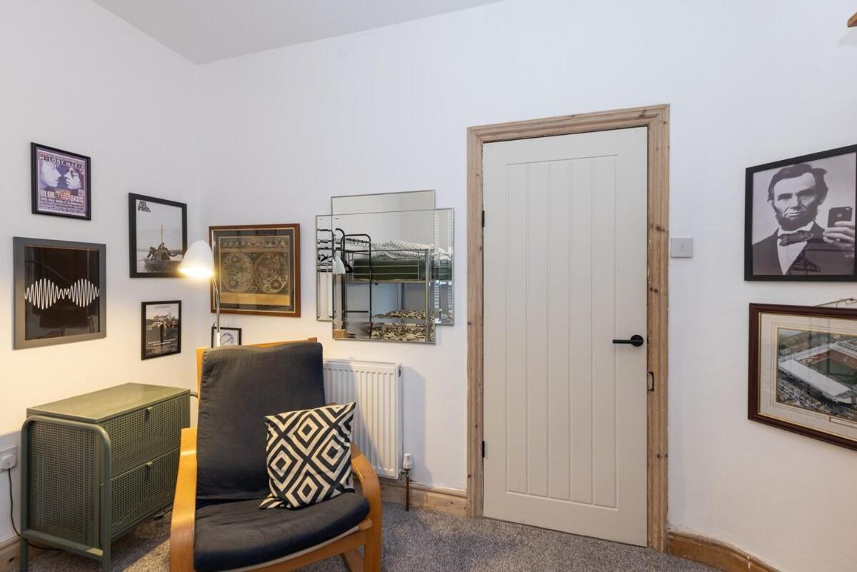 Very Spacious 2 Bath Free Parking Holiday home Liverpool