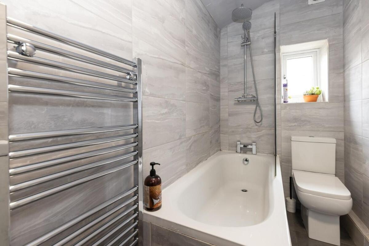 Very Spacious 2 Bath Free Parking * Liverpool