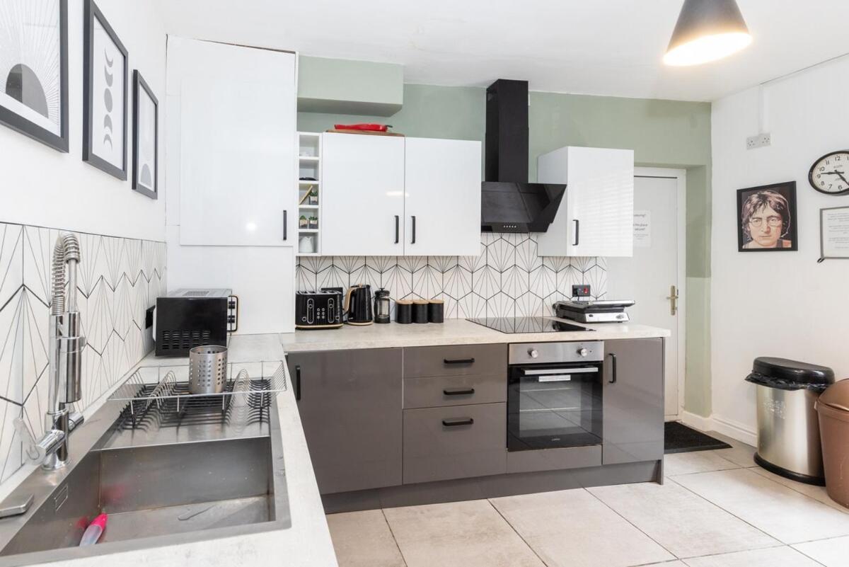 Very Spacious 2 Bath Free Parking Holiday home *