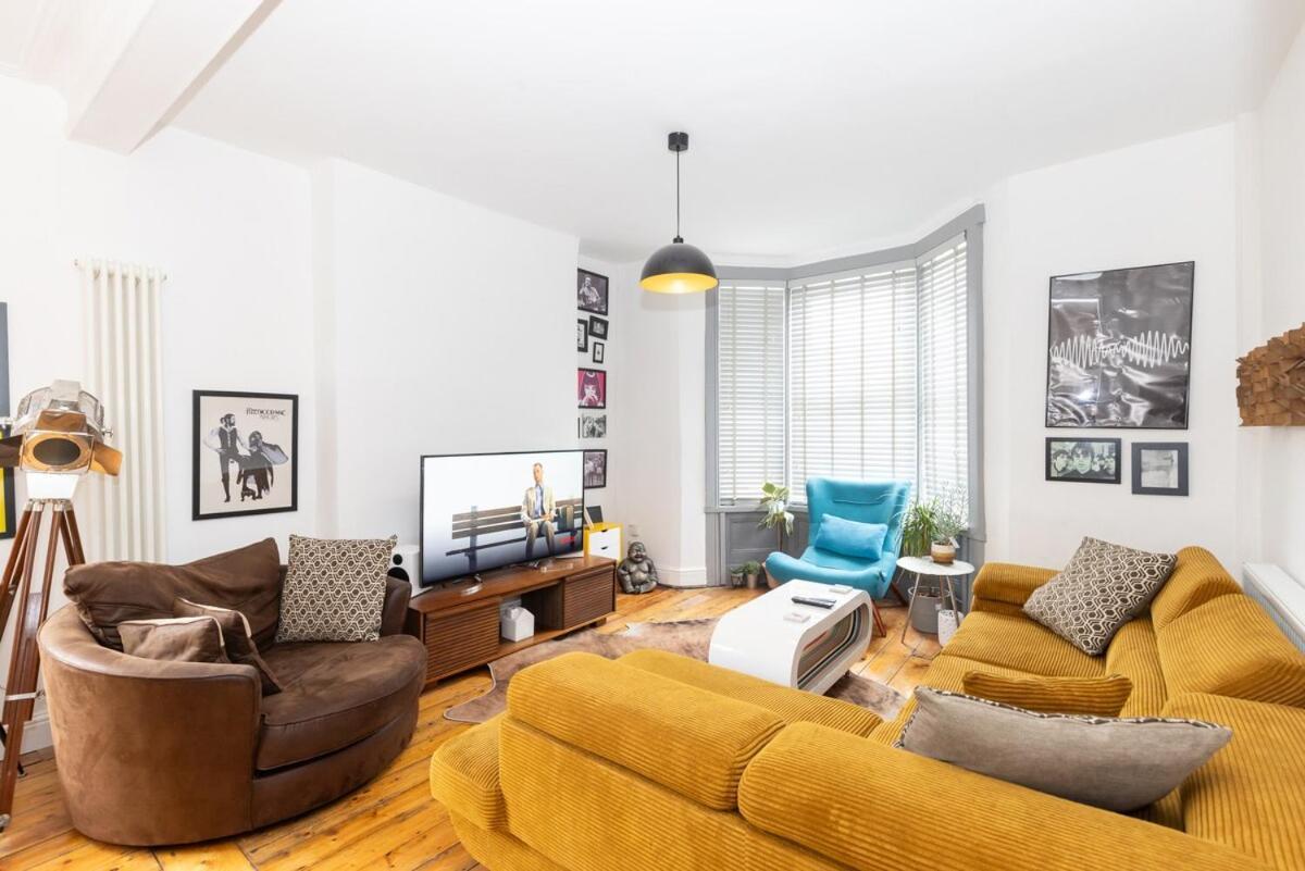 Very Spacious 2 Bath Free Parking Holiday home