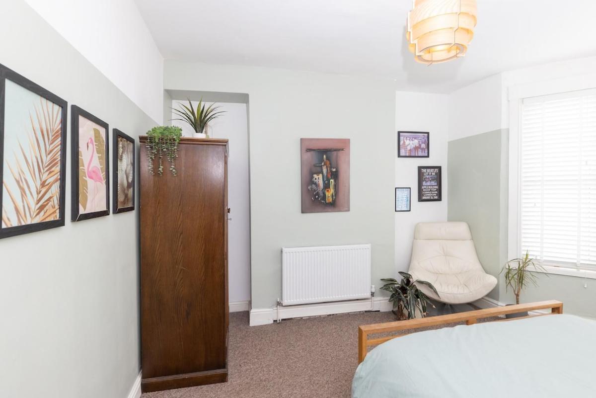 Very Spacious 2 Bath Free Parking Holiday home
