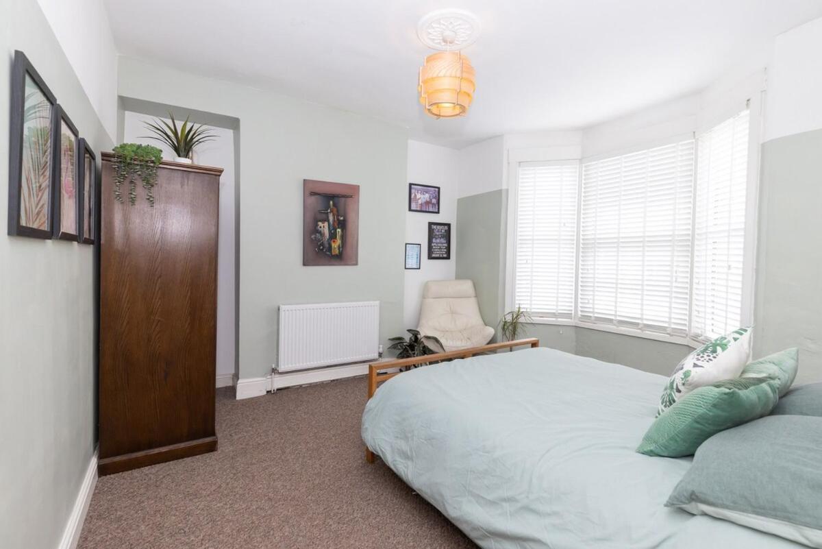 Holiday home Very Spacious 2 Bath Free Parking Liverpool